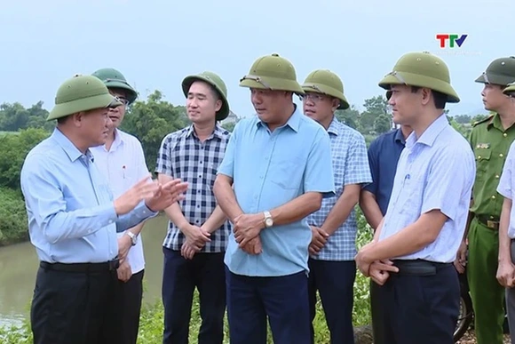 Phó Chủ tịch Thường trực UBND tỉnh Nguyễn Văn Thi kiểm tra phòng chống lụt bão