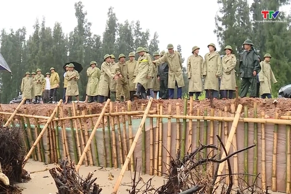Thứ trưởng Bộ Nông nghiệp và Phát triển nông thôn Phùng Đức Tiến kiểm tra tình hình ứng phó với bão