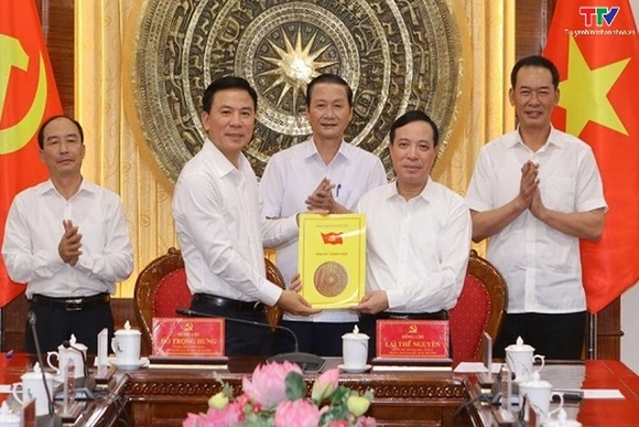 Hội nghị bàn giao nhiệm vụ điều hành công việc của Tỉnh uỷ Thanh Hoá