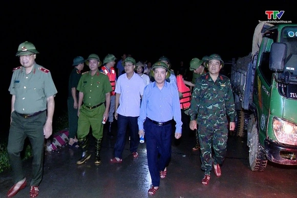 Phó Bí thư Thường trực Tỉnh ủy Lại Thế Nguyên trực tiếp chỉ đạo xử lý sự cố thấm nước qua đê sông Mã