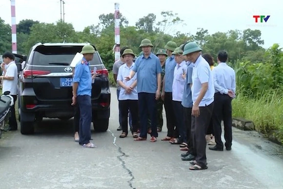 Phó Chủ tịch Ủy ban Nhân dân tỉnh Lê Đức Giang kiểm tra, chỉ đạo khắc phục sự cố đê