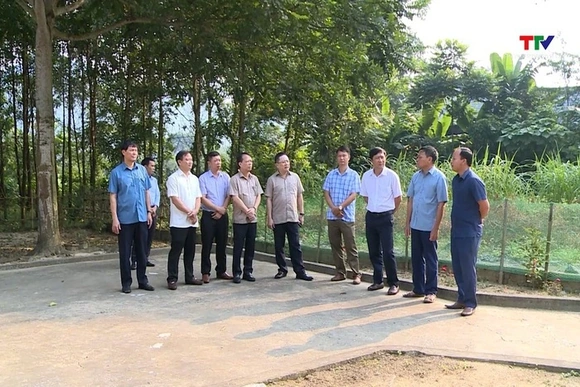 Thường trực Hội đồng Nhân dân khảo sát việc quản lý, sử dụng, bàn giao đất nông, lâm trường tại huyệ