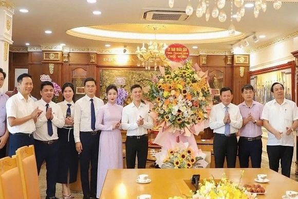 Phó chủ tịch Thường trực UBND tỉnh chúc mừng Tổng Công ty cổ phần Hợp Lực