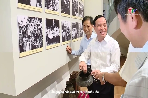 Phó Bí thư Thường trực Tỉnh uỷ Lại Thế Nguyên kiểm tra công trình Khu lưu niệm đồng bào