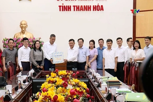 Phó Chủ tịch Thường trực Uỷ ban Nhân dân tỉnh Nguyễn Văn Thi làm việc với đoàn công tác tỉnh Sơn La