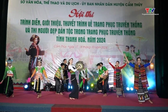 Hội thi trình diễn trang phục truyền thống và thi người đẹp dân tộc trong trang phục truyền thống