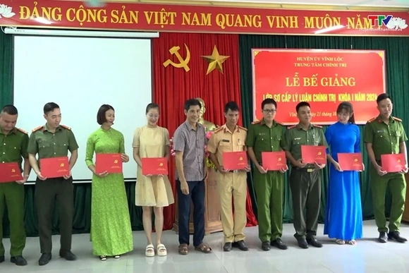 Bế giảng lớp Sơ cấp Lý luận Chính trị khóa I năm 2024