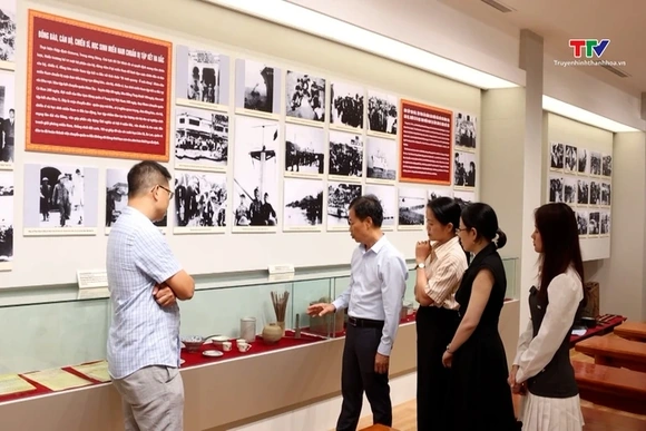 Sưu tầm và lưu giữ hiện vật liên quan đến sự kiện
tập kết ra Bắc