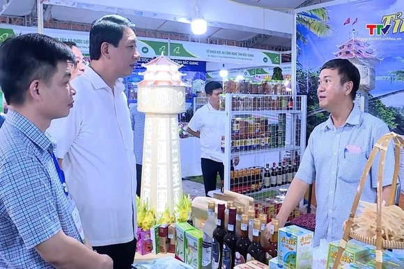Phó Chủ tịch UBND tỉnh Lê Đức Giang kiểm tra việc chuẩn bị trưng bày và giới thiệu sản phẩm nông sản