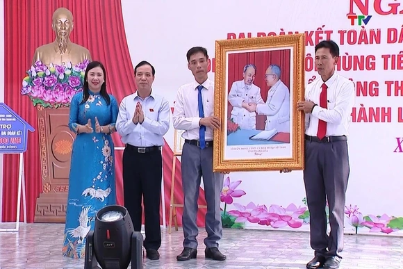 Phó Bí thư Thường trực Tỉnh uỷ Lại Thế Nguyên dự ngày hội đại đoàn kết tại thôn Hùng Tiến, xã Xuân B