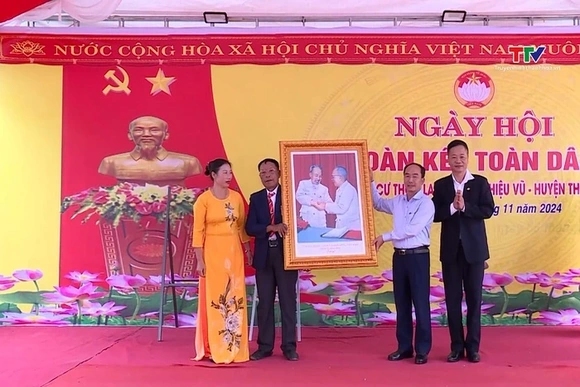 Phó Chủ tịch Thường trực Hội đồng nhân dân tỉnh Lê Tiến Lam dự Ngày hội Đại đoàn kết toàn dân tộc tạ