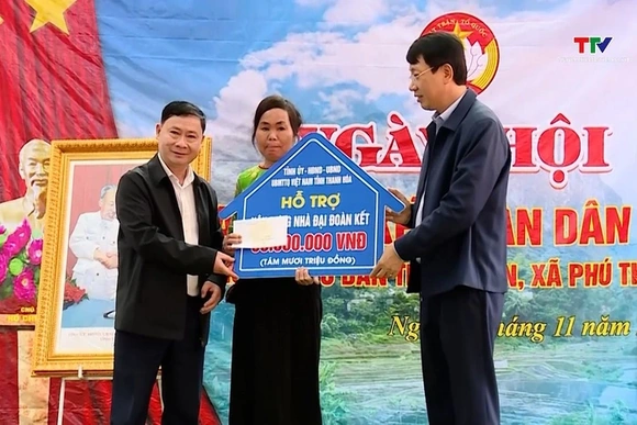 Phó Chủ tịch UBND tỉnh Lê Đức Giang dự ngày hội Đại đoàn kết tại khu dân cư bản Trung Tân, xã Phú Th