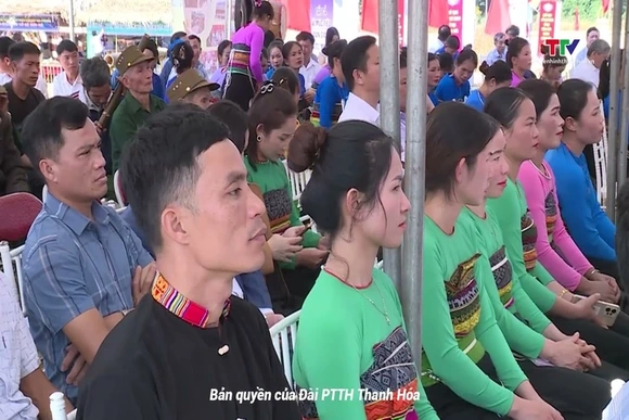 Phó Chủ tịch Thường trực UBND tỉnh Nguyễn Văn Thi dự ngày hội đại đoàn kết tại Quan Sơn