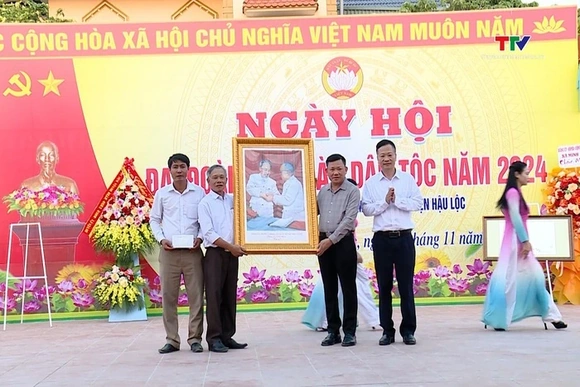 Phó Chủ tịch Thường trực Ủy ban Nhân dân tỉnh Nguyễn Văn Thi dự Ngày hội đại đoàn kết tại Hậu Lộc