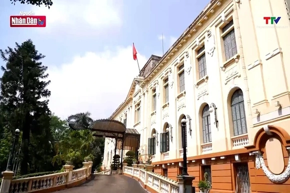Hàng nghìn khách tham quan Bắc Bộ Phủ