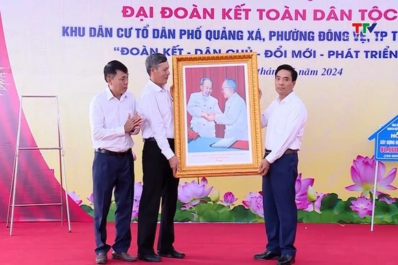 Bí thư Tỉnh ủy Nguyễn Doãn Anh chung vui ngày hội đại đoàn kết toàn dân tộc tại khu dân cư phố Quảng