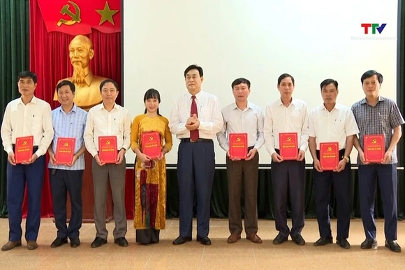 Bế giảng lớp bồi dưỡng cán bộ dự nguồn Ban chấp hành Đảng bộ huyện Quảng Xương
