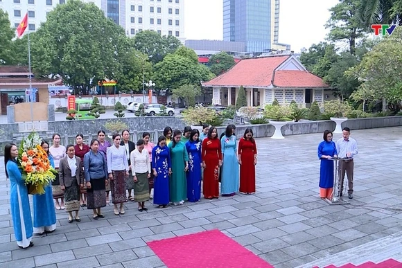 Đoàn đại biểu Hội LHPN tỉnh Hủa Phăn dâng hương tại Khu văn hoá tưởng niệm Chủ tịch Hồ Chí Minh