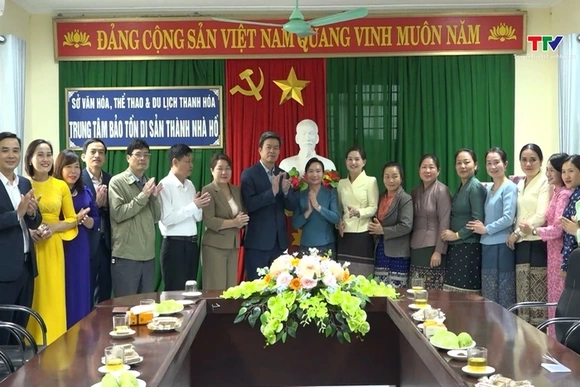Đoàn đại biểu Hội LHPN tỉnh Hủa Phăn, nước CHDCND Lào thăm và làm việc tại huyện Vĩnh Lộc