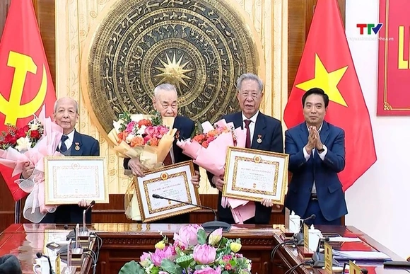 Trao huy hiệu Đảng cho  các đồng chí nguyên lãnh đạo tỉnh