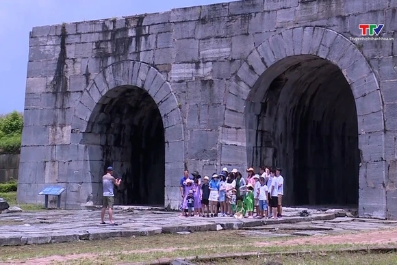 Gia tăng lượng du khách đến thăm qua các di tích lịch sử văn hóa