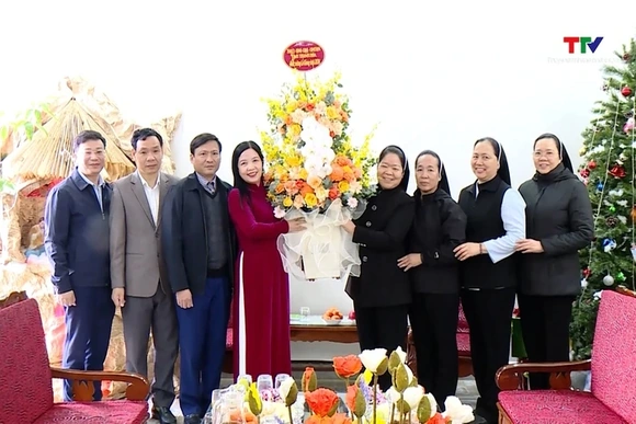 Trưởng Ban Dân vận Tỉnh ủy, Chủ tịch Ủy ban Mặt trận Tổ quốc tỉnh Phạm Thị Thanh Thủy thăm, chúc mừn