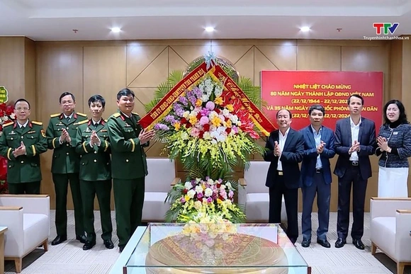 Phó Chủ tịch Thường trực Hội đồng nhân dân tỉnh Lê Tiến Lam chúc mừng Viễn thông Viettel Chi nhánh T
