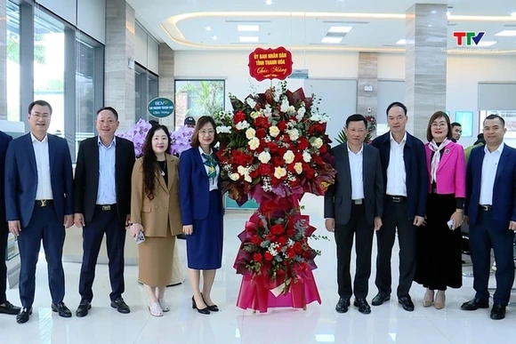Phó Chủ tịch Thường trực UBND tỉnh Nguyễn Văn Thi thăm chúc mừng quyết toán tài chính cuối năm