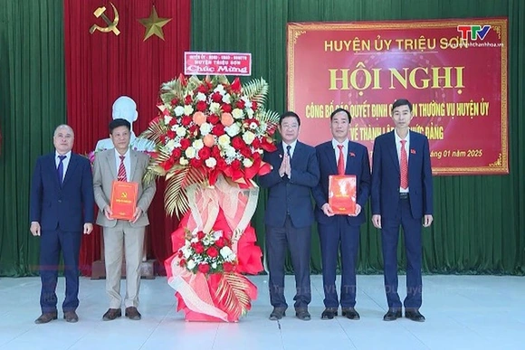 Huyện ủy Triệu Sơn công bố các Quyết định về thành lập tổ chức Đảng