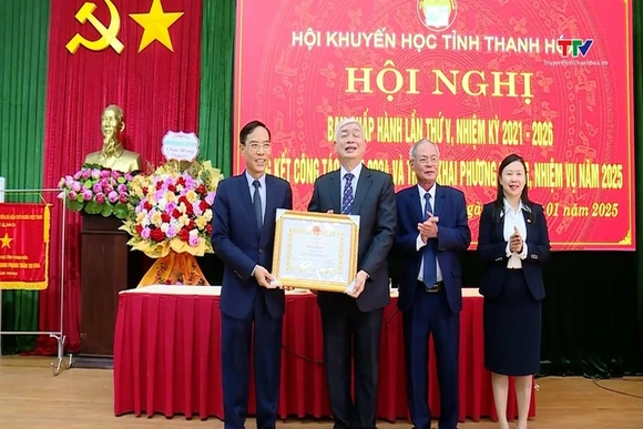 Tiếp tục đẩy mạnh thực hiện công tác khuyến học khuyến tài, xây dựng xã hội học tập