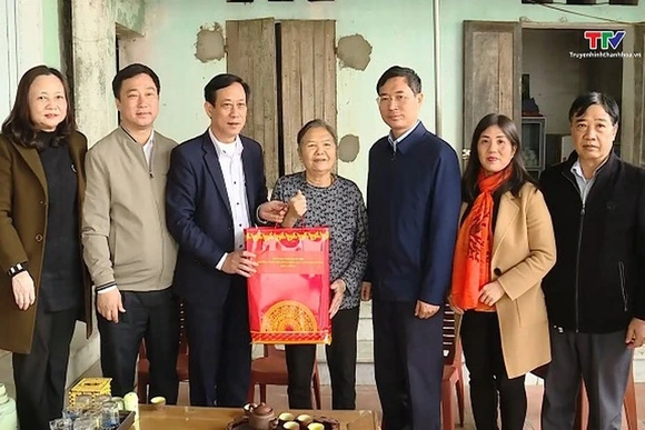 Đoàn Đại biểu Quốc hội tỉnh thăm tặng quà các gia đình chính sách