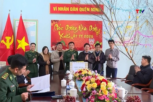 Sở Tài nguyên Môi trường Thanh Hóa thăm, tặng quà
cho cán bộ, chiến sĩ Đồn Biên phòng Yên Khương