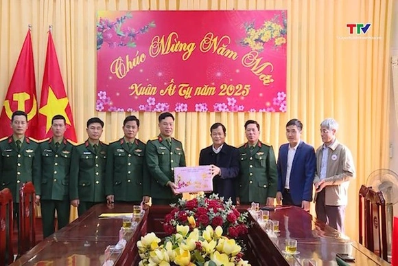 Đồng chí Nguyễn Quang Hải, PCT hội đồng đi kiểm tra sản xuất huyện Triệu Sơn