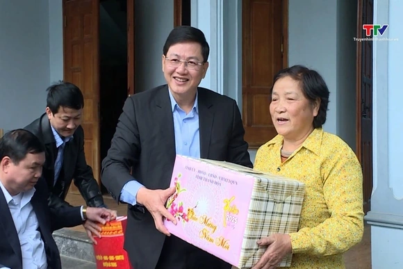 Phó Chủ tịch UBND tỉnh Mai Xuân Liêm kiểm tra tình hình sản xuất và tặng quà tại Hà Trung, Bỉm Sơn