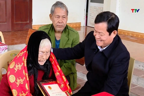 Phó Chủ tịch Hội đồng Nhân dân tỉnh Nguyễn Quang Hải kiểm tra tình hình sản xuất và tặng quà gia đìn