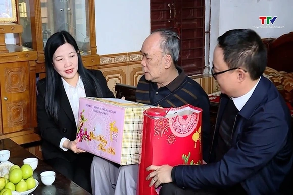 Trưởng ban Dân vận Tỉnh ủy, Chủ tịch Ủy ban Mặt trận Tổ quốc tỉnh kiểm tra tình hình sản xuất, đời s