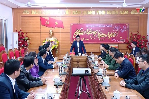 Trưởng Ban quản lý Khu kinh tế Nghi Sơn và các Khu công nghiệp kiểm tra tình hình sản xuất và tặng q