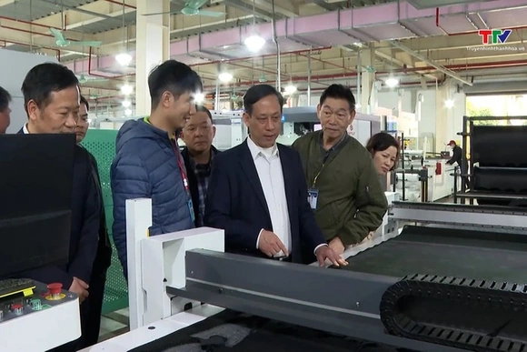 Phó Trưởng đoàn Đại biểu Quốc hội tỉnh thăm, kiểm tra tình hình sản xuất, đời sống Nhân dân huyện Nh