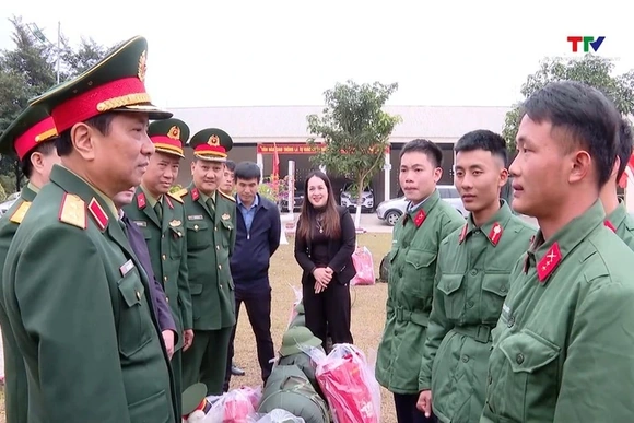 Tư lệnh Quân khu 4 thăm, tặng quà tại huyện Thường Xuân