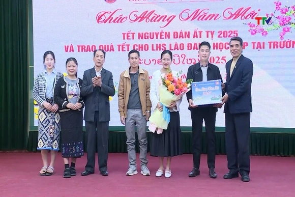Thăm, tặng quà lưu học sinh Lào nhân dịp Tết Nguyên đán Ất Tỵ