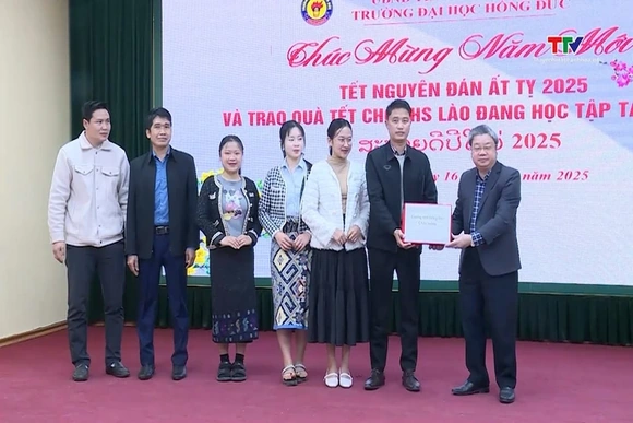 Trường Đại học Hồng Đức gặp mặt và tặng quà lưu học sinh Lào nhân dịp Tết Nguyên Đán Ất Tỵ