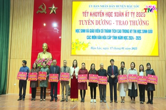 ... trao thưởng cho học sinh, giáo viên có thành tích cao trong học tập