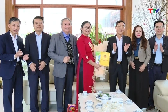 Phó Chủ tịch UBND tỉnh Đầu Thanh Tùng chúc Tết các nhà giáo, huấn luyện viên