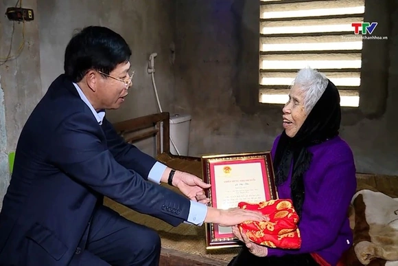 Bí thư Đảng ủy Khối Cơ quan và Doanh nghiệp tỉnh Trần Văn Hải kiểm tra sản xuất, đời sống Nhân dân h