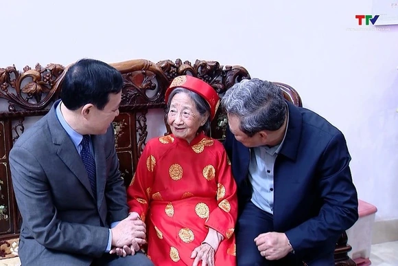 Phó Bí thư Thường trực Tỉnh uỷ Lại Thế Nguyên 
kiểm tra tình hình sản xuất, đời sống Nhân dân thành
