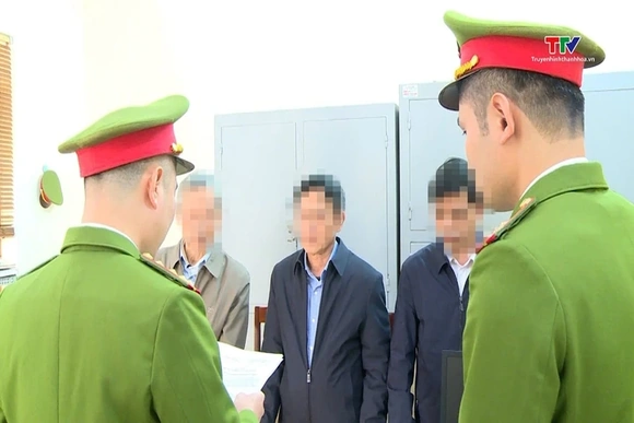 Khởi tố, bắt tạm giam nguyên Chủ tịch, nguyên Phó Chủ tịch và Phó Trưởng phòng Tài nguyên Môi trường