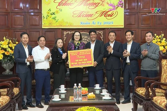 Phó Chủ tịch Hội đồng Dân tộc của Quốc hội thăm, tặng quà Tết Ất Tỵ 2025