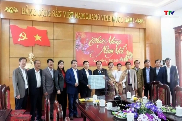 Huyện Sầm Tớ, tỉnh Hủa Phăn thăm, chúc Tết huyện Lang Chánh