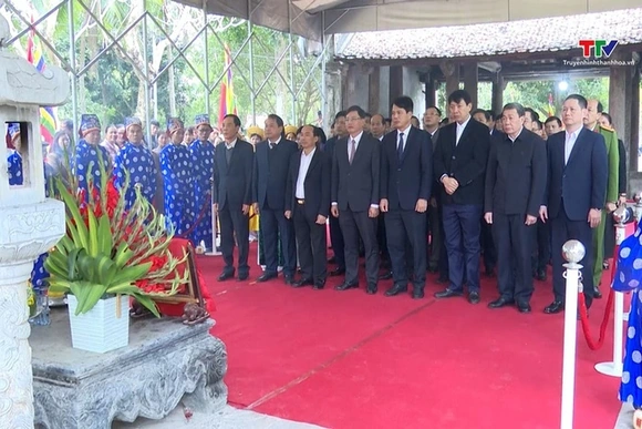Dâng hương Đền thờ đức vua Lê Đại Hành