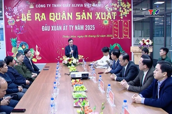 Phó Bí thư Thường trực Tỉnh uỷ  Lại Thế Nguyên dự 
ra quân sản xuất đầu năm tại Công ty TNHH giày A